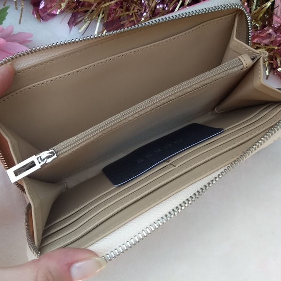 🌸 SOLD🌺Guess Pink Floral Joann Wallet + Charm - Picture 9 of 13